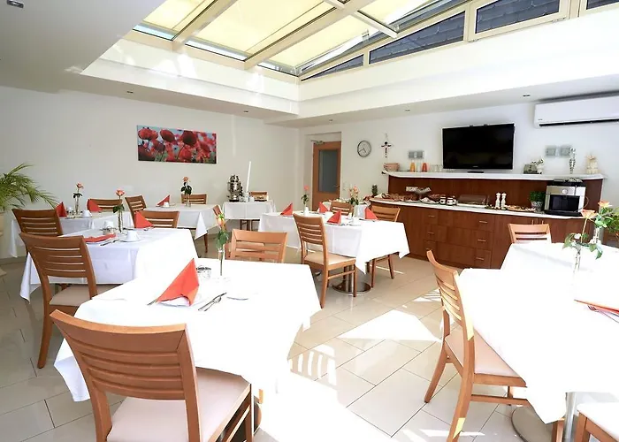 Hotel City-hotel Modling