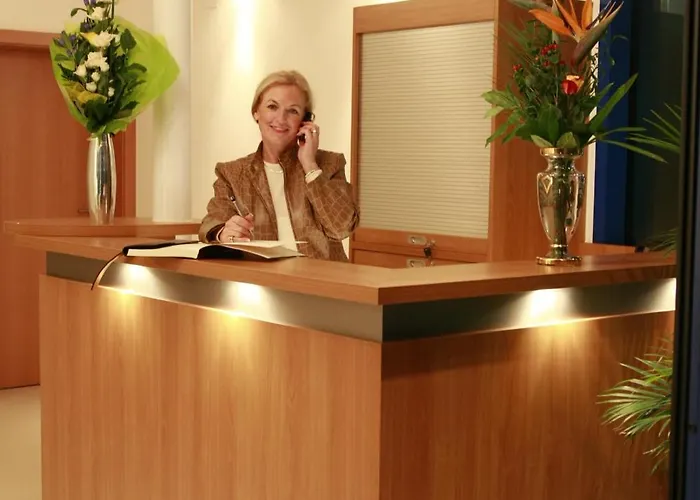 Hotel City-hotel Modling